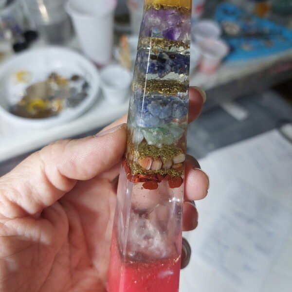 Orgonite Obelisco com Cristais dos Chakras