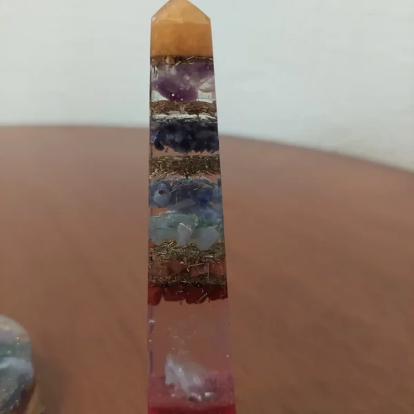 Orgonite Obelisco com Cristais dos Chakras - Imagem 2