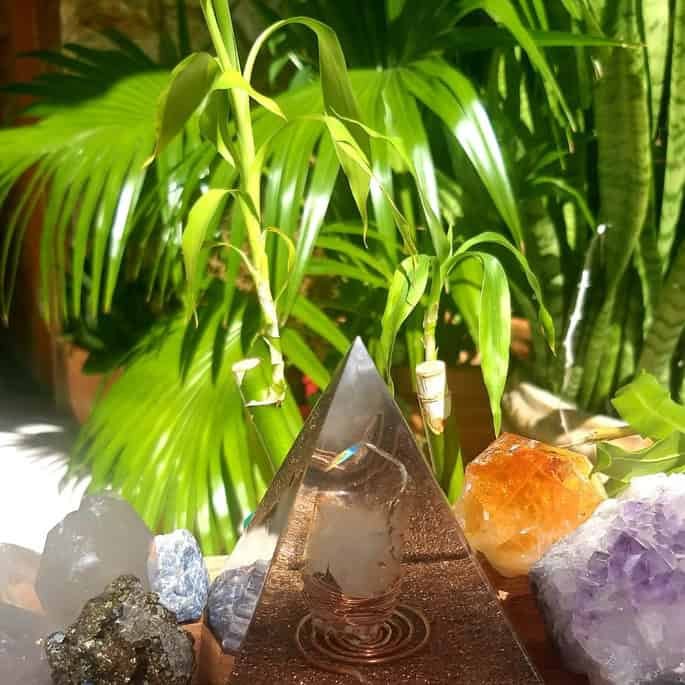 Pirâmide Orgonite com Cristal Gerador