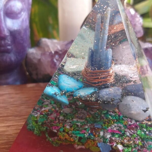 Pirâmide Orgonite Cianita Azul - Proteção de Arcanjo Miguel - Imagem 2